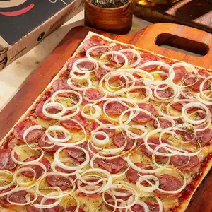 Escolha o sabor que mais combina com você entre nossas opções disponíveis de Pizza Grande (38cm X 25cm). Preparada na hora com massa artesanal, molho de tomate especial e ingredientes de primeira. Aproveite!