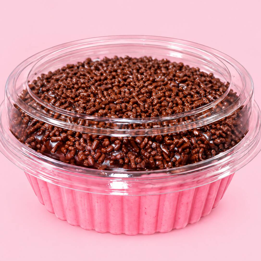 Uma combinação deliciosa de morango com chocolate e granulados de chocolate por cima.
