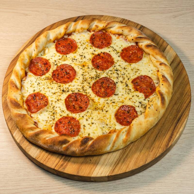Molho, mussarela, orégano e pepperoni