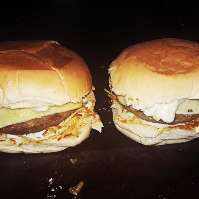 CLONE DE HAMBURGUER, MUSSARELA, BATATA PALHA E CREME ESPECIAL