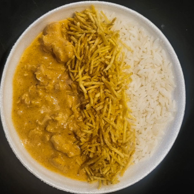 Marmita caseira, tamanho P. Com arroz soltinho, sua proteína favorita. Acompanha Batata Palha Ideal para almoço no trabalho: sabor caseiro e bem servida.