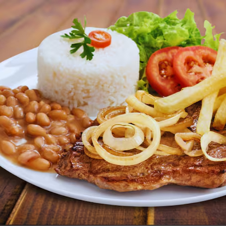 Bife acebolado suculento com cebolas caramelizadas, servido com arroz temperado, feijão caseiro, fritas crocantes e salada fresca. Sabor caseiro que conquista!
