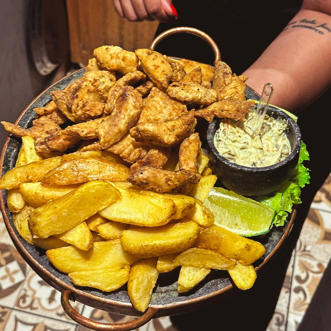 Isca de tilapia e fritas - acompanha molho tartáro