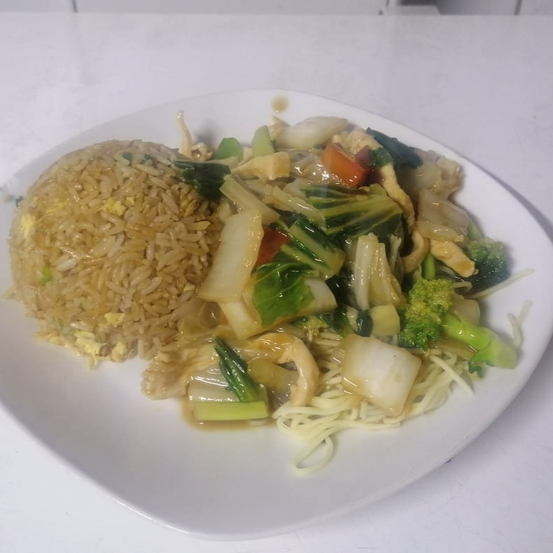 Combinado Chaufa y Tallarín
