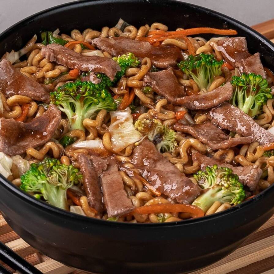 Macarrão de Yakisoba, Carne, Mix de Legumes e nosso molho de Yakisoba da casa - Aprox. 400g.