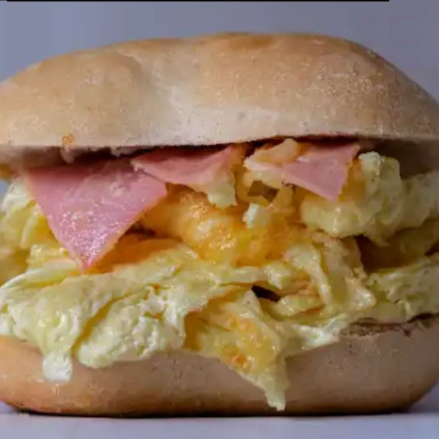 Pan con Omelette de Huevo y Jamón
