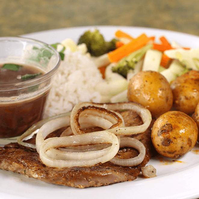 Casadito con Bistec encebollado de Res.