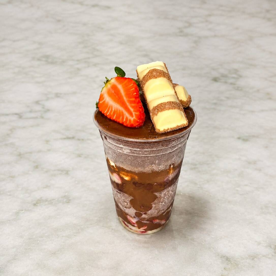 Açaí cremoso e bem gelado, combinado com pedaços de chocolate Kinder, morangos fresquinhos, leite condensado na medida certa, leite em pó para dar ainda mais cremosidade e finalizado com um irresistível creme de avelã. Uma explosão de sabor que derrete na boca!