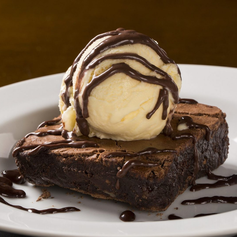 Delicie-se com nosso brownie com sorvete de diversos sabores: • Creme • Chocolate Belga • Morango • Choco Black • Açaí • Graviola • Coco • Frutas Vermelhas • Mirtilo • Doce de Leite • Amarena • Morango Diet • Kit Kat Branco • Kit Kat Preto • Ferrero Rocher • Passas ao Rum • Queijo • Kinder • Flocos