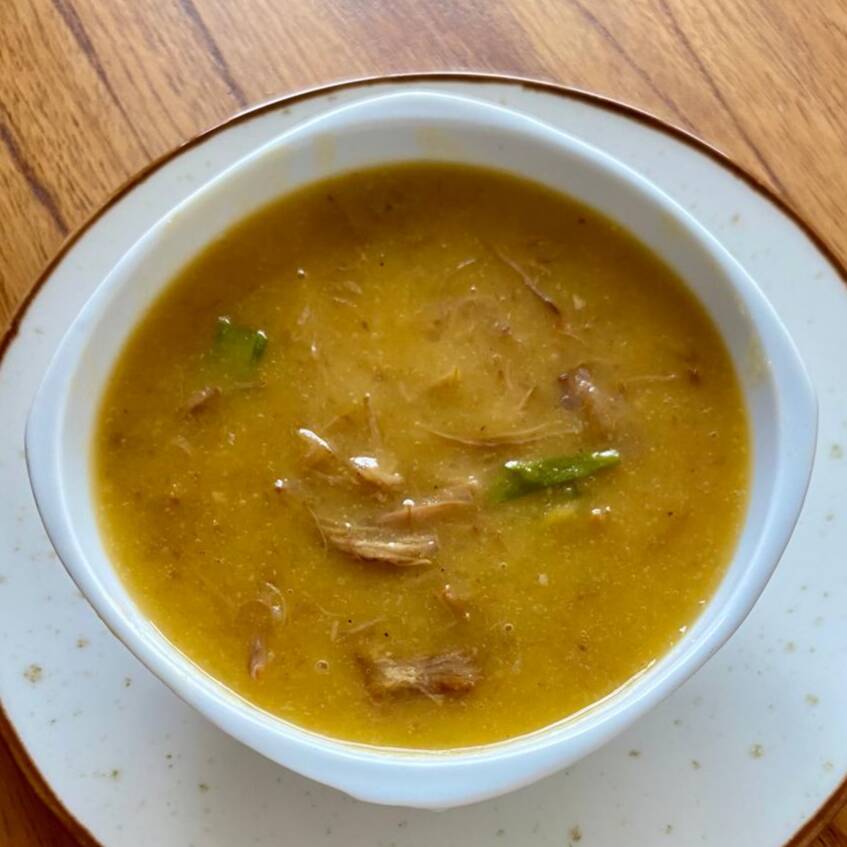 Caldo Louco artesanal, preparado com base cremosa de aipim selecionado, trazendo uma textura encorpada e sabor marcante. Feito com alcatra desfiada, bem temperada com especiarias e ingredientes frescos que realçam cada colherada. Produção 100% artesanal, feita no Dia, garantindo qualidade, aroma irresistível e aquele gostinho caseiro que conforta e satisfaz. Ideal para aquecer e surpreender o paladar.