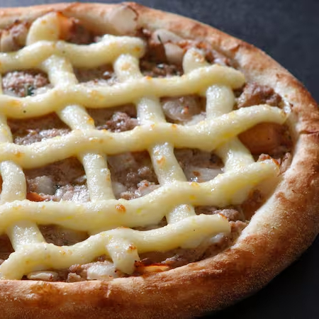 Nossa massa leve de longa fermentação, carne moída (com um toque de pimenta), cebola, tomate, Tahine, toque de limão, temperos e Catupiry.