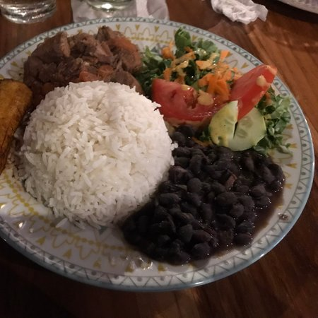 casado de carne en salsa + bebida gratis
