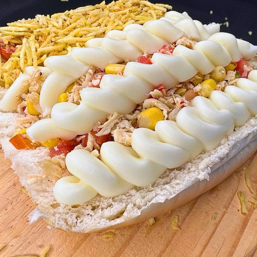 Vina, frango e catupiry, cebola, milho, tomate, maionese, ketchup e batata palha.