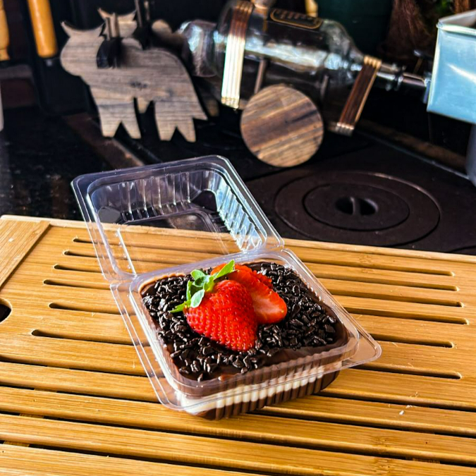 Pavê individual, preparado com camadas de bolacha intercaladas com bombom Sonho de Valsa, creme branco e creme belga. Finalizado com chocolate, amendoim e morangos frescos. Uma sobremesa na medida certa para matar a vontade de doce a qualquer momento do Dia! Peso aproximado: 200g.