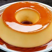Um clássico pudim cremoso feito com leite condensado, ovos e caramelo.