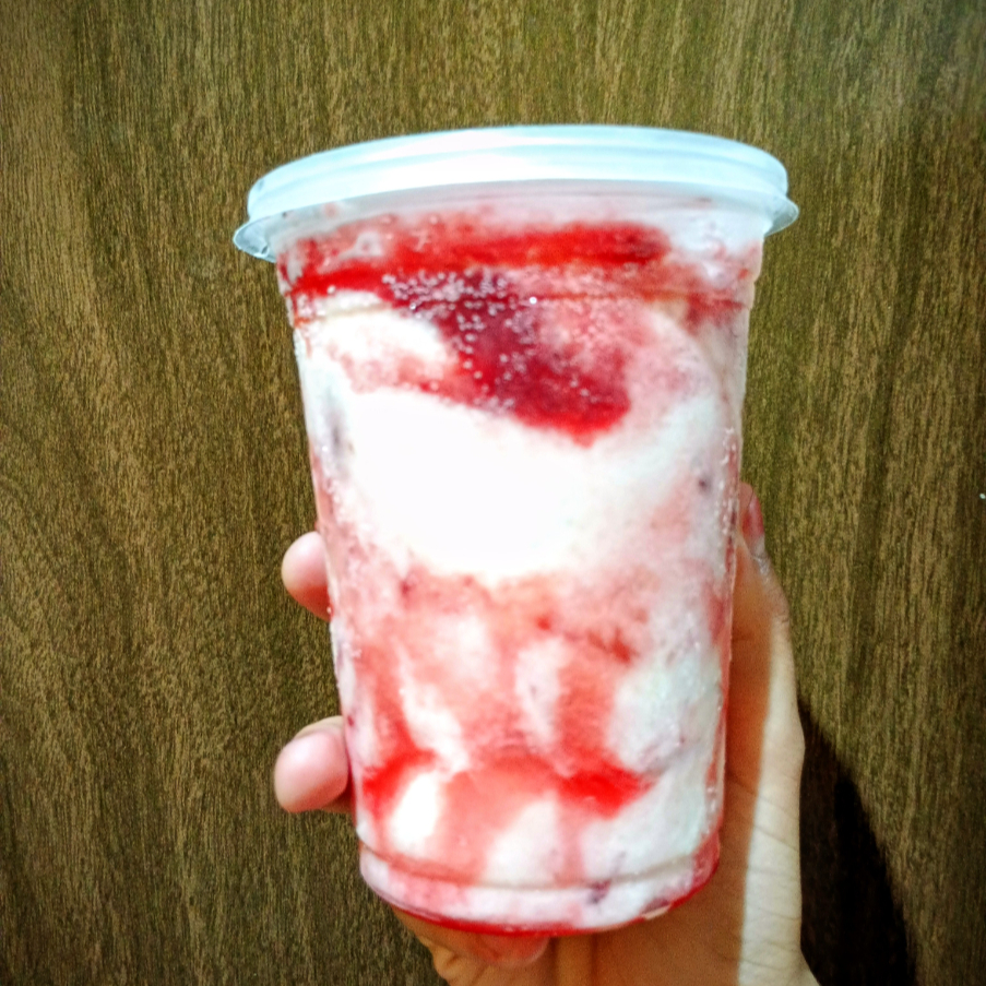 Acompanhamentos farinha de biscoito morango+ leite em pó + leite condensado + chocobool + m&ms + gotas de chocolate l