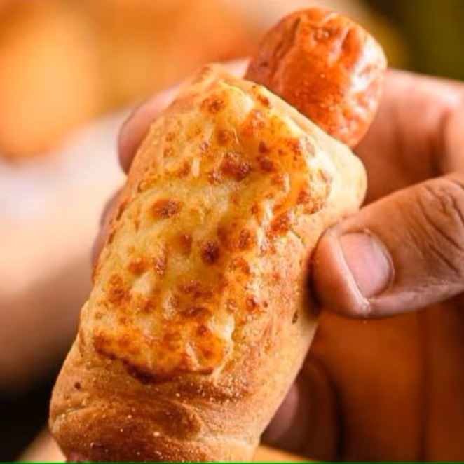 Para os amantes de um bom lanche rápido, o Doguinho é a escolha perfeita! Salsicha saborosa, coberta com queijo mussarela derretido e envolta na nossa massa caseira. Um clássico que vai te deixar com água na boca!