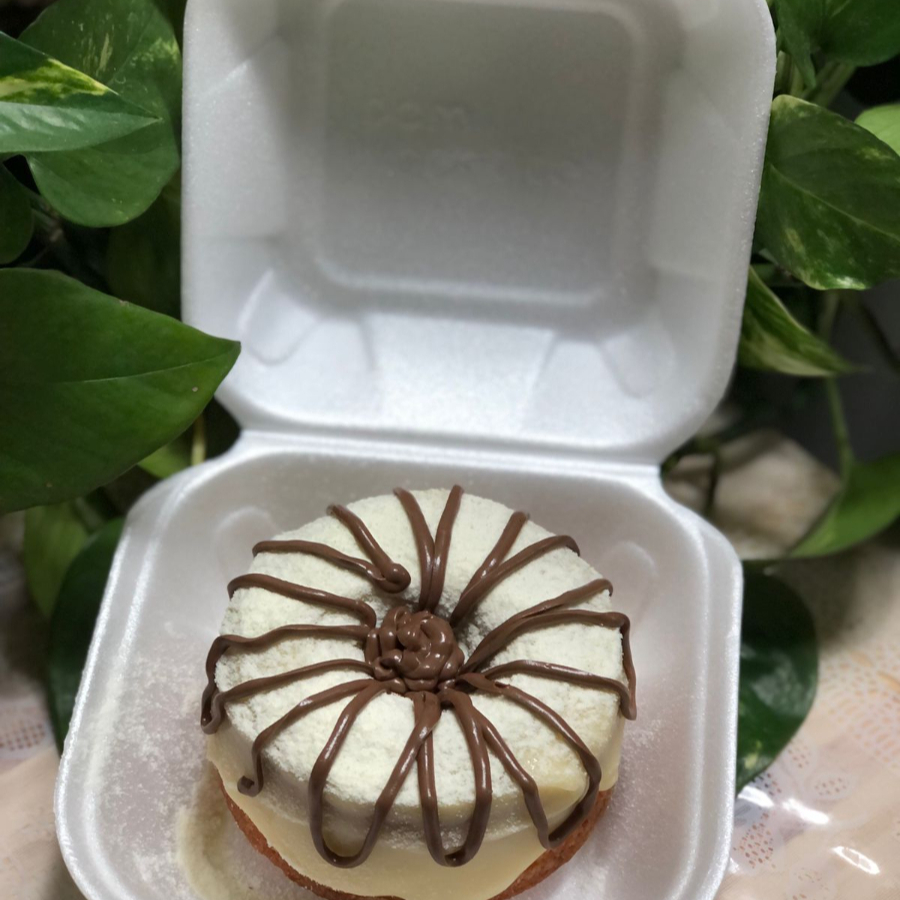 Mini Bolo Vulcão Ninho com Creme de Avelã
Massa branca leve e macia, preparada para valorizar a combinação de sabores. Coberto com brigadeiro gourmet cremoso e finalizado com creme de avelã, resultando em uma sobremesa equilibrada entre o doce suave do leite e o sabor marcante e sofisticado da avelã. Uma opção irresistível, com textura cremosa e sabor envolvente.