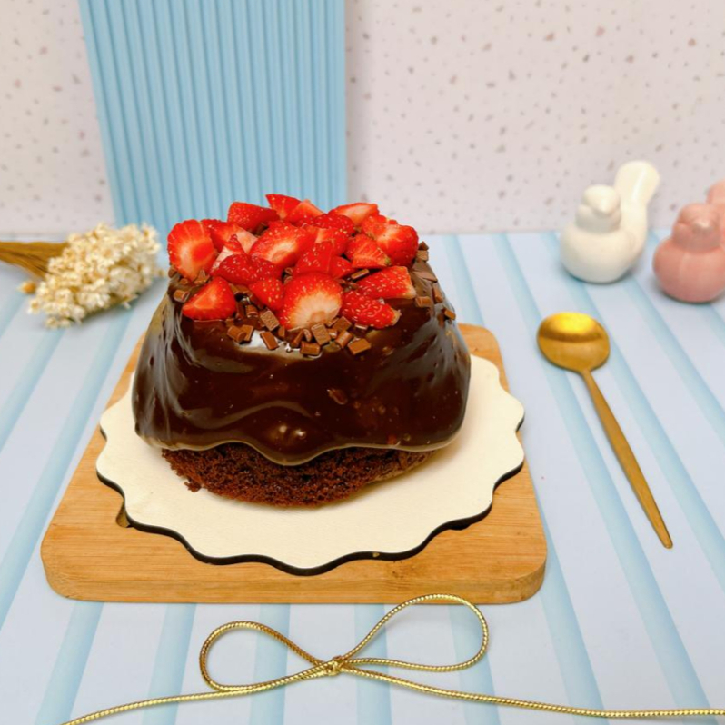 Massa de chocolate super fofinha com cobertura de brigadeiro tradicional cremoso e morangos frescos picados finalizado com granule ao leite.