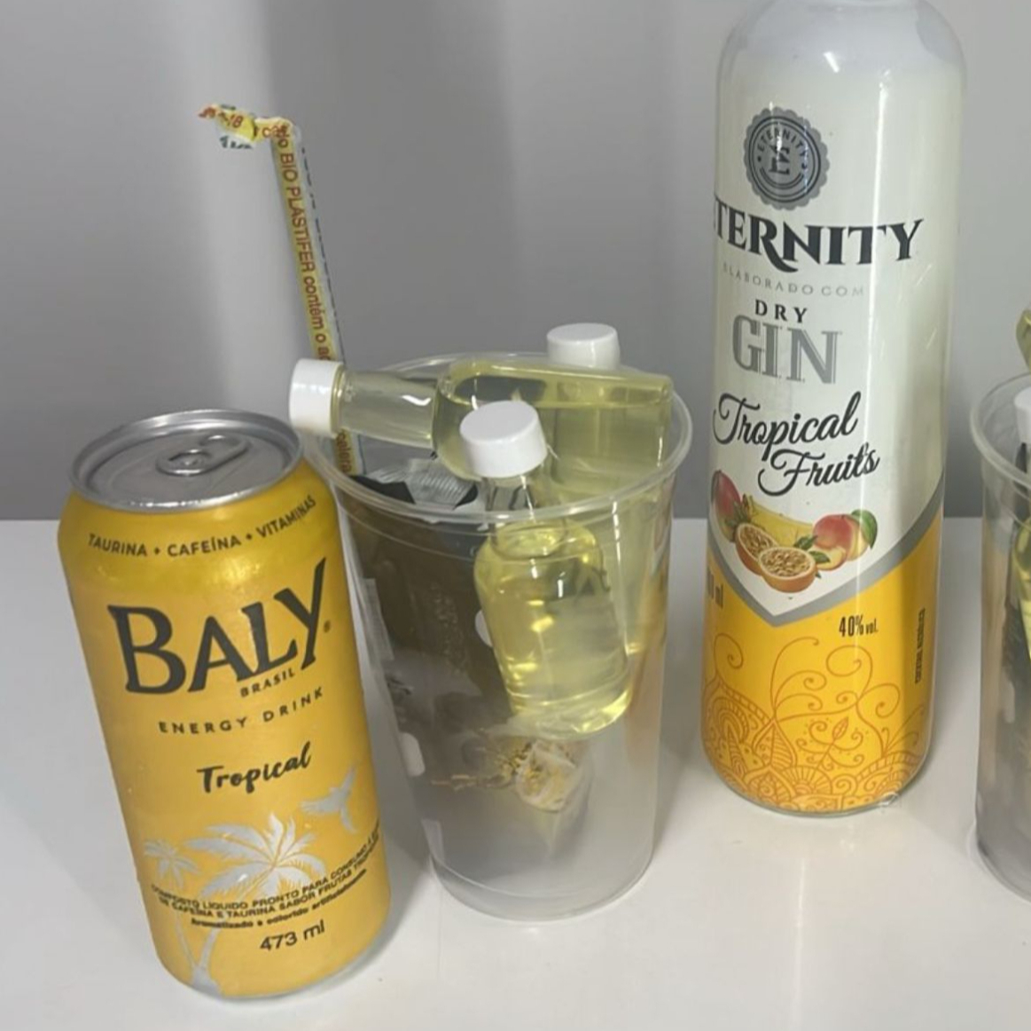 Acompanha 150 ml de gin, 1 Bally lata, gelo saborizado, canudo e copo para você montar seu drink do seu jeito.