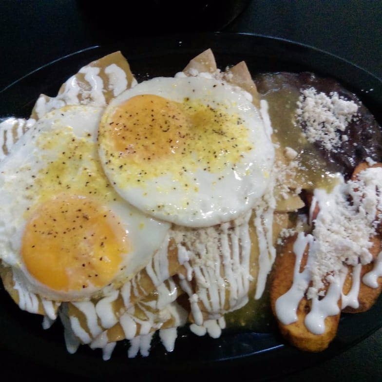 Chilaquiles Verdes con Huevos Estrellados