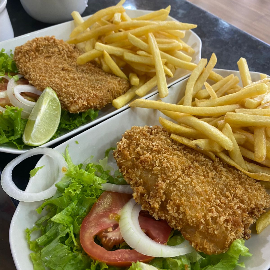 filé de peixe empanado na farinha panko, arroz branco, pirão ou feijão, batata frita ou purê e salada.