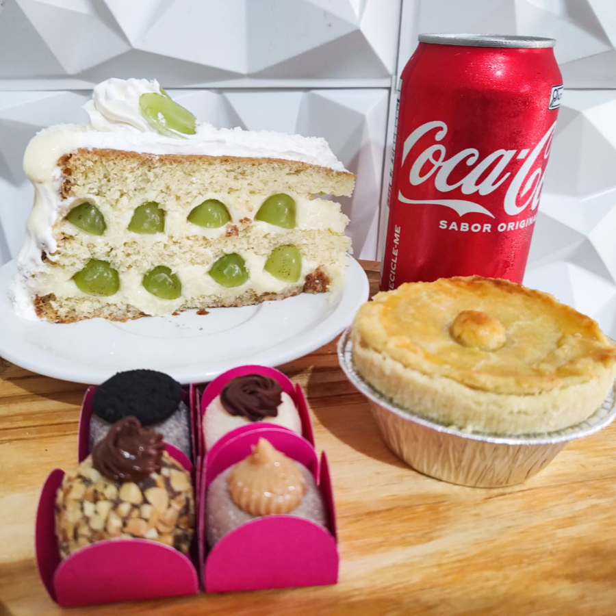 1 Fatia Torta Surpresa de Uva + 1 Empada De Frango c/ Catupiry Grande (130 Gramas) + 4 Docinhos Gourmet: (Ferreiro Rocher, Ninho c/ Nutella, Oreo e Churros) + 1 Coca Cola 350ml.