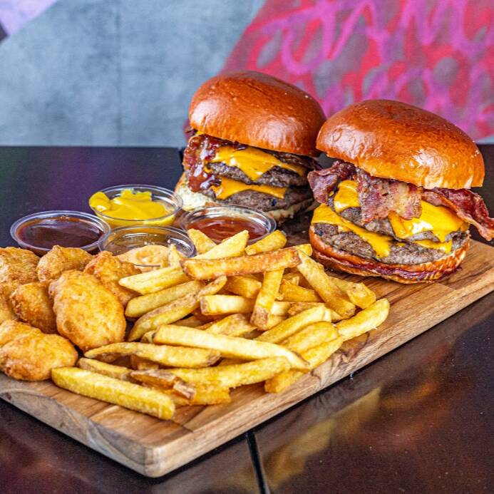 2 Duplo Bacon + 4 Molhos + Fritas e Nuggets Supreme