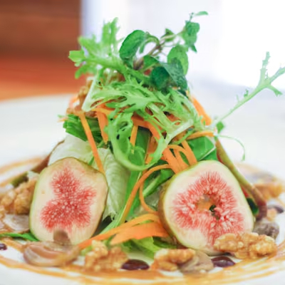 Rúcula, farofa de nozes,figos frescos,champignons e lascas de parmesão com vinagrete de damasco