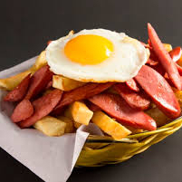 Salchipapa Clásica + Huevo Frito