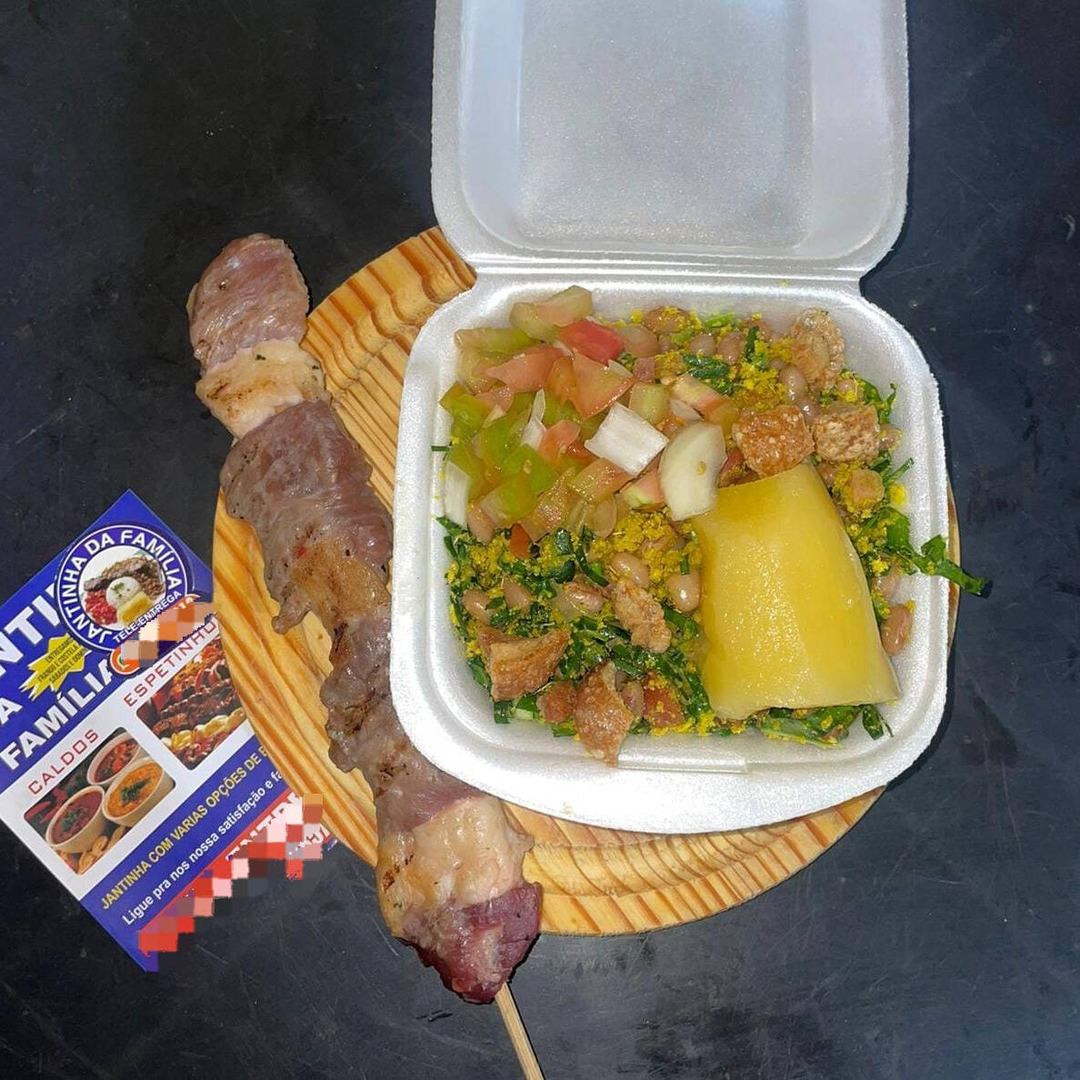 Mais Feijão Tropeiro no lugar do arroz, Mandioca, Vinagrete e um espetinho a escolha.