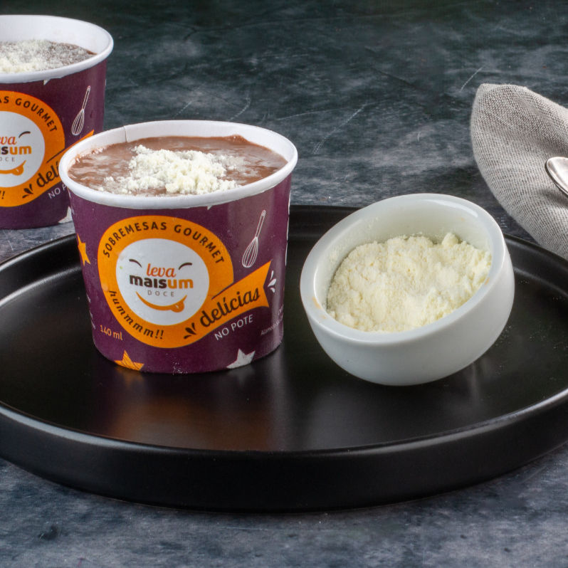 Bolo de chocolate com recheio de brigadeiro cremoso e creme de leite Ninho finalizado com ganache de chocolate belga e leite Ninho. (140ml)