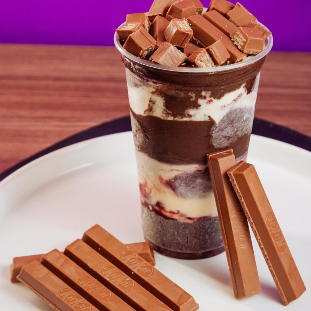 Açaí cremoso, com pedaços de KitKat trufado, borda generosa de Nutella, na porção ideal de 550ml 🍫🍓