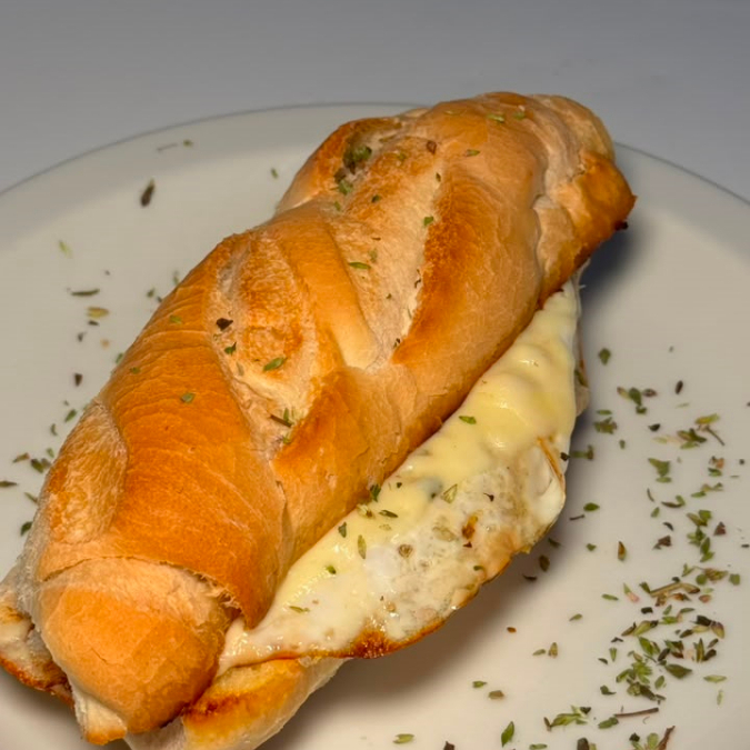 Pão, margarina, ovo e queijo