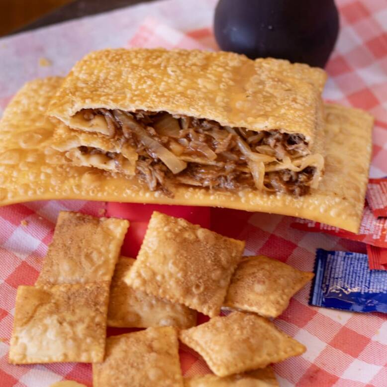 Escolha perfeita do salgado com doce, delicioso e carro chefe da Pastello o Costela de boi, cebola caramelizada e molho barbecue e leve 10 mini pasteis de banana com canela para equilibrar o doce com o salgado!