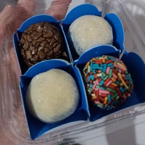 4 docinhos, sendo 2 de ninho e 2 de brigadeiro