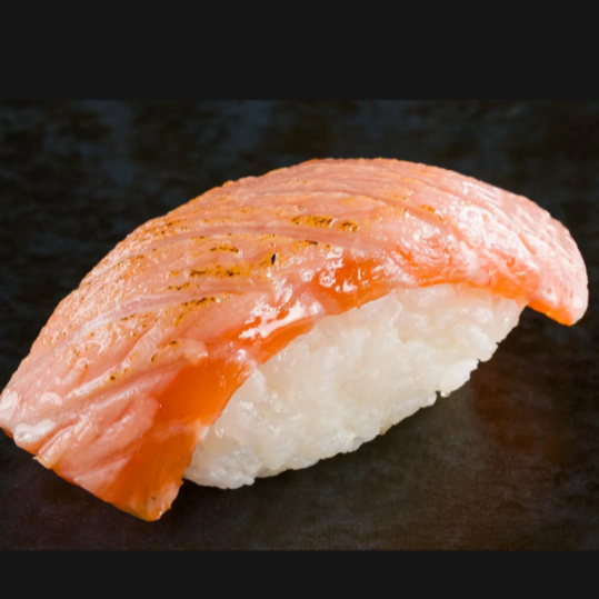 Niguiri acompanha 10 peças Arroz goram temperado, salmão flambado, geleia de pimenta suave com gergelim.