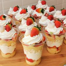 Feito com brigadeiro branco cremoso, chantininho, morangos frescos e suspiros