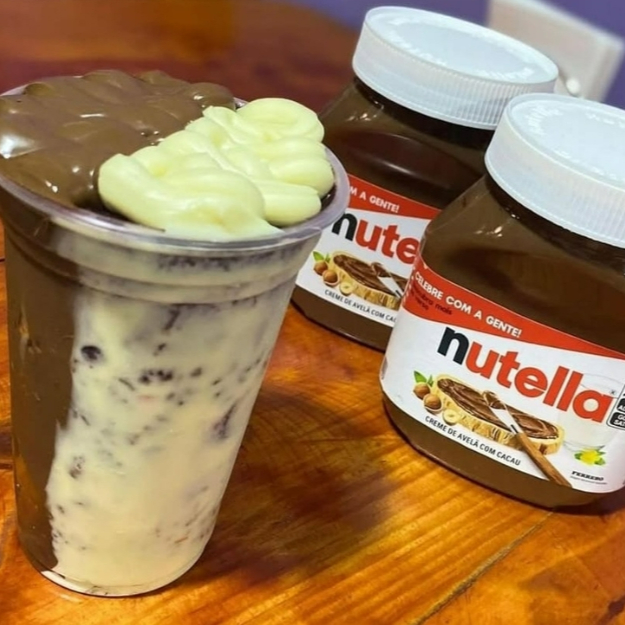 Essa é pra quem ama novidade! Uma explosão de sabores com o nosso açaí cremoso, creme de Ninho exclusivo, e Nutella de verdade. Uma combinação única que só a Manuella Açaí & Cia tem! Diferente de tudo, perfeita em cada colherada.