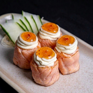 Enrolado de salmão com arroz, cream cheese maçaricado com geléia de pimenta.
