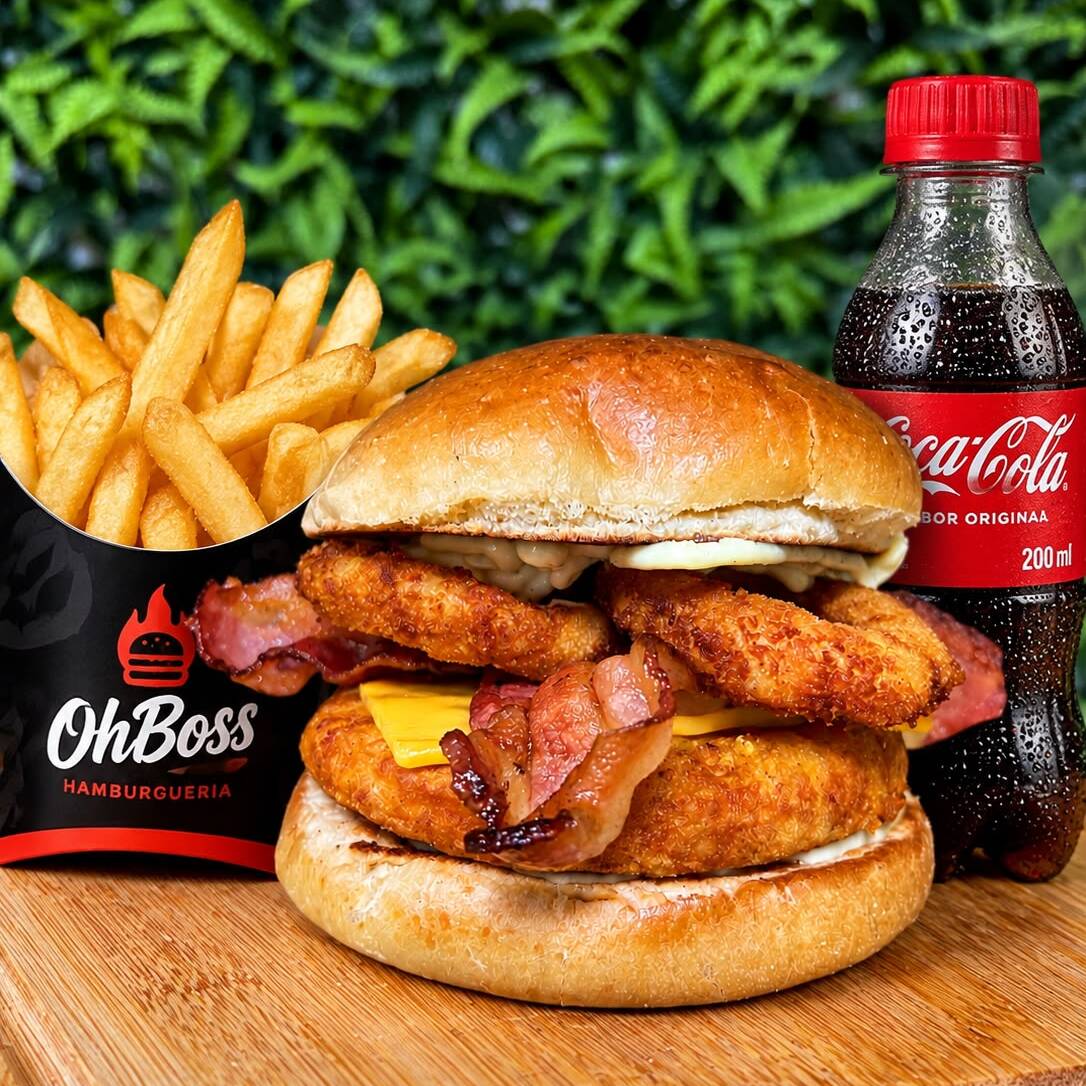 Pão brioche, hambúrguer de frango, queijo cheddar cremoso, bacon crocante, anel de cebola empanado e nossa irresistível maionese de alho.