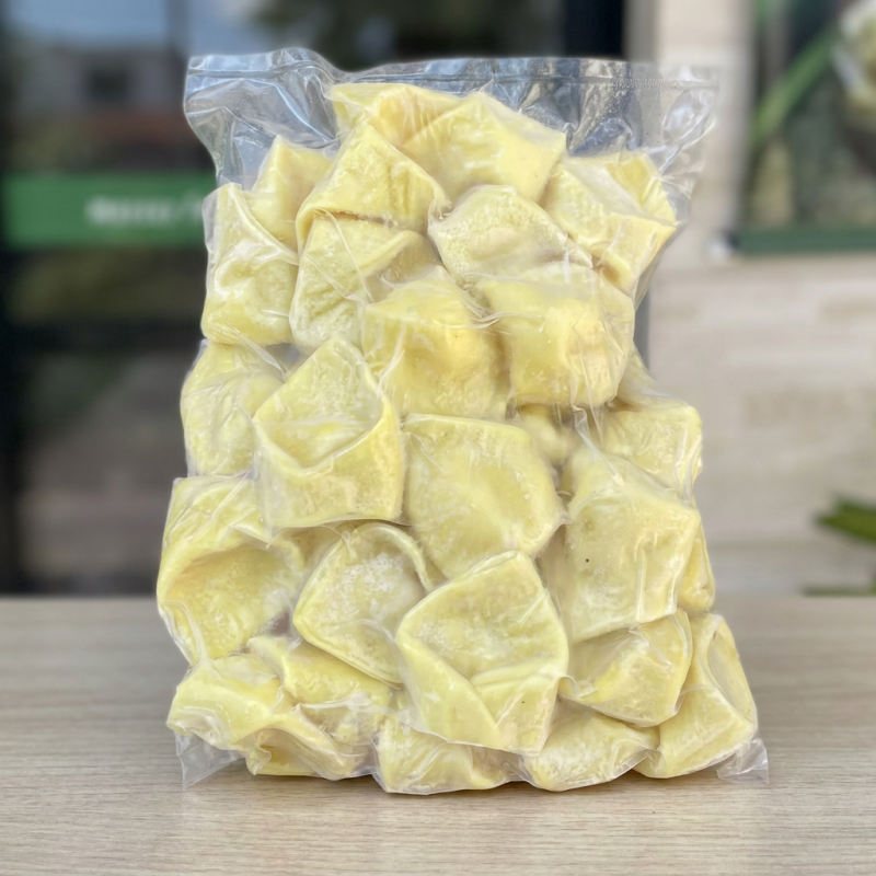 Massa caseira recheada com queijo gouda.