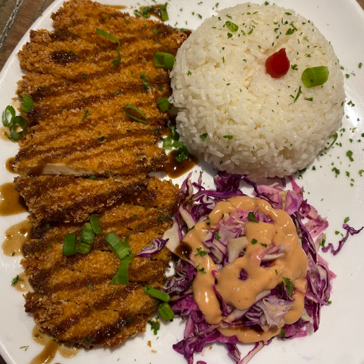Peito de frango milanesa à moda da casa.
Acompanhamentos: arroz coreano.
Imagem Meramente Ilustrativa.