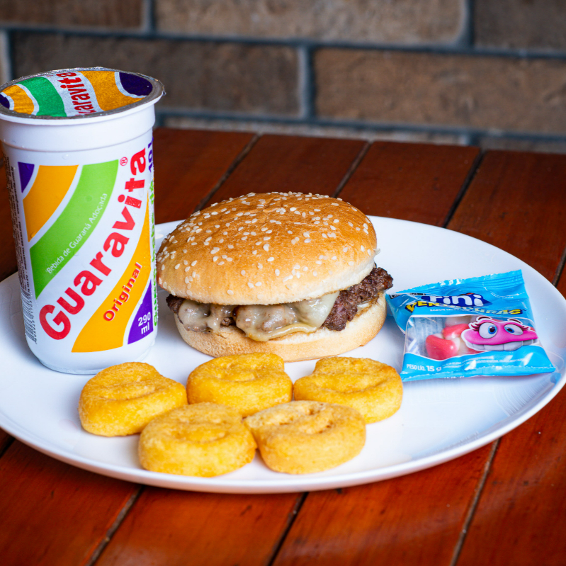 Reizinho kids, batatas carinha, guaravita, fini . Apresentamos o Combo Kids, uma seleção especial da categoria 'Combos do Rei'. Este prato apresenta o saboroso 'Reizinho Kids', uma iguaria pensada para os pequenos. Acompanha as irresistíveis 'Batatas Carinha', crocantes e deliciosas, que prometem agradar a todos. Para completar, oferecemos a refrescante 'Guaravita', bebida amada pelas crianças, e