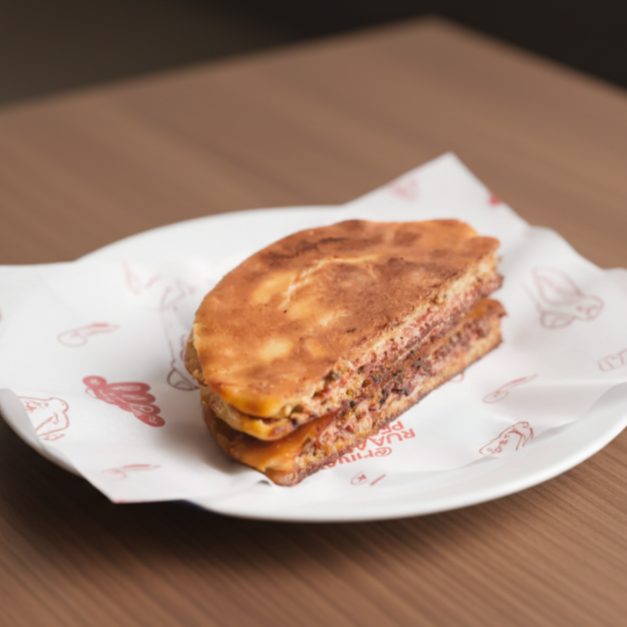 Imagem meramente ilustrativa! Carne moída a moda israelense e tehina (pasta de gergelim), servido na pita tostada - ele é assim mesmo... Queimadinho!