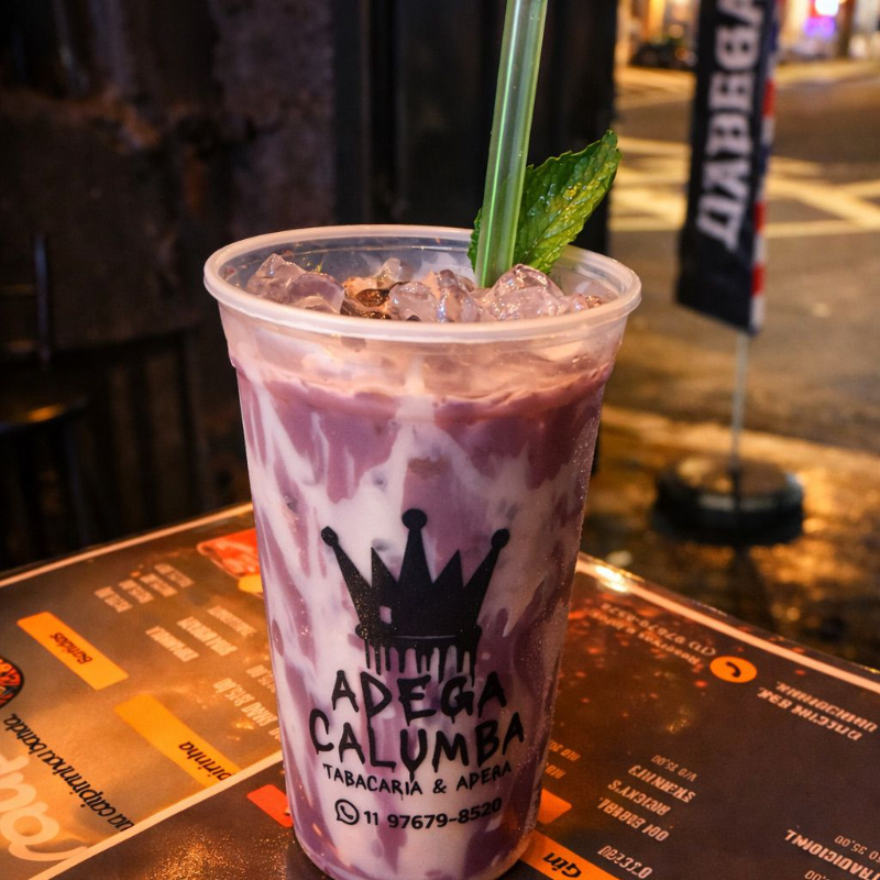 Deliciosa caipirinha de açaí com Velho Barreiro, leite condensado e gelo.