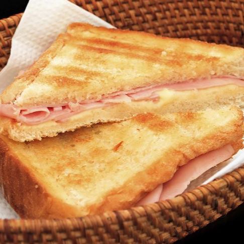 pão de forma queijo e presunto, orégano