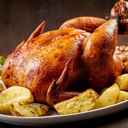 FRANGO ASSADO COM FAROFA E BATATA.