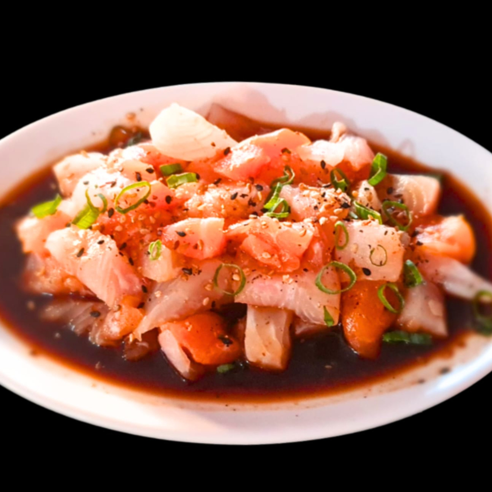 Cubos de salmão e tilápia temperados com molho do chefe, pimenta sriracha, gergelim e cebolinha.