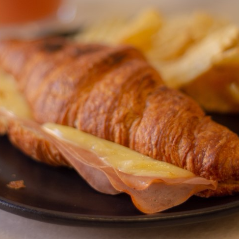 Croissant de jamon con queso